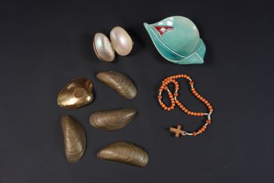 Plusieurs bijoux sont disposés sur une surface noire