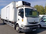 un camion blanc garé dans un parking