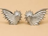 une paire d'ailes d'ange en métal argenté sur fond beige