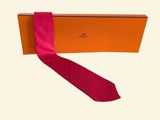 une boîte orange avec un nœud rouge et une boîte orange avec un nœud rouge