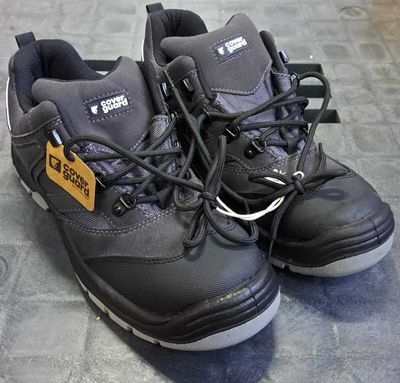 une paire de chaussures posée sur le sol
