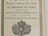 un livre ouvert sur lequel figure un blason