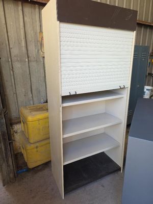 une bibliothèque blanche avec un plateau marron dans un garage