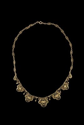 un collier en or sur fond noir