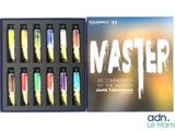 une boîte contenant des stylos colorés, sur laquelle est inscrit le mot « master »