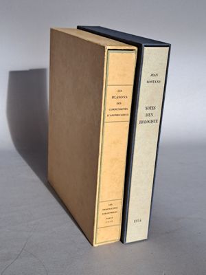 deux livres posés l'un sur l'autre sur une table