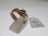 une bague en or sertie d'un diamant, à laquelle est attachée une étiquette de prix
