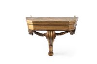 Console d'applique en bois sculpté et doré reposant sur un p…