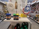 une étagère sur laquelle sont disposés divers articles dans un magasin