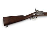 un vieux pistolet avec une crosse et un canon en bois