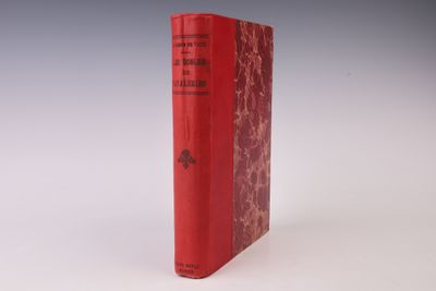 un livre rouge posé sur une table blanche