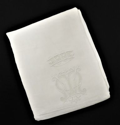 mouchoir blanc brodé, orné d'un monogramme sur le devant
