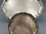 une paire de plateaux argentés posés sur une table