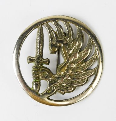 une broche en or sur laquelle figurent un oiseau et une épée