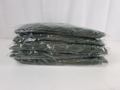 quatre sachets de cannabis empilés les uns sur les autres sur une table