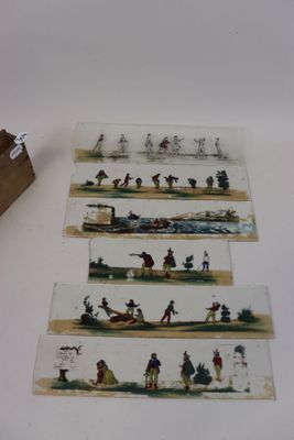 Plusieurs types de figurines miniatures sont exposés sur une table
