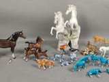 beaucoup de chevaux miniatures posés sur une table