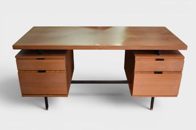 une photo d'un bureau en bois muni de deux tiroirs