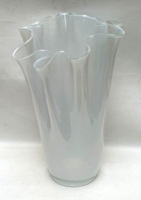 un vase blanc posé sur une table