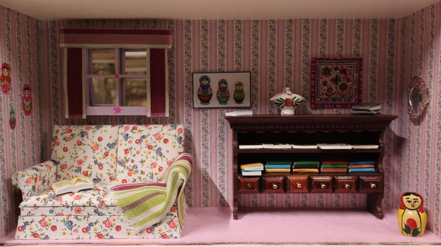 Diorama. Composition miniature, dans une vitrine en bois, vitre e...