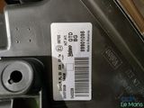une étiquette apposée à l'arrière du moteur d'une voiture