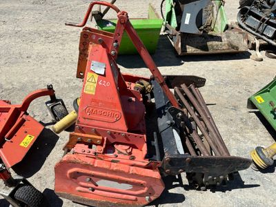 de nombreux modèles de tondeuses à gazon exposés sur place