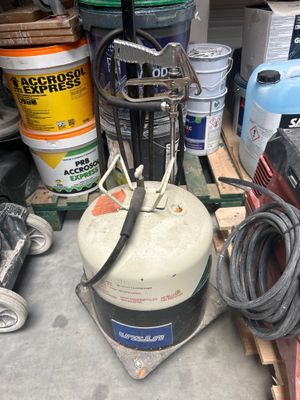 un grand nombre d'outils posés sur une table