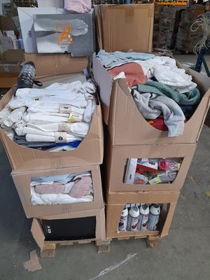 Lot DE Solderie Dont Vetements + Peluches + 4 Tapis DE Jeux …