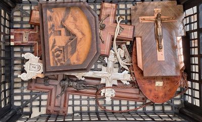 un panier rempli de croix et d'autres objets religieux