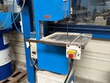 une image représentant une machine placée devant un bâtiment