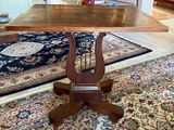 une table posée sur un tapis, à même le sol
