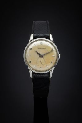 gros plan d'une montre sur une surface noire avec un fond noir