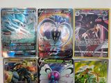 plusieurs cartes de pokémon sont alignées sur une surface blanche
