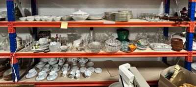 de nombreuses assiettes et bols sur les étagères du magasin