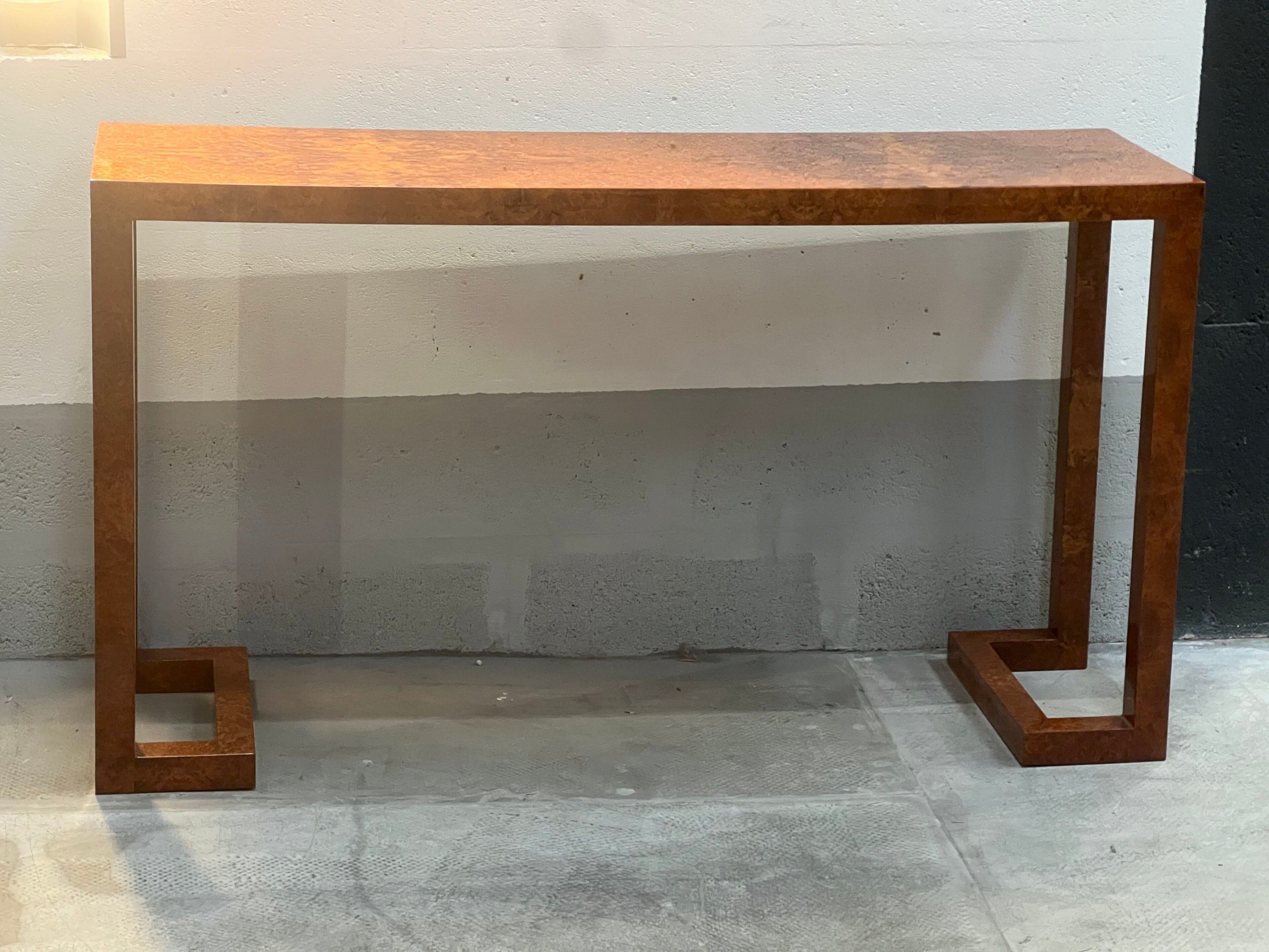 CONSOLE MODERNISTE en bois de loupe vernie.