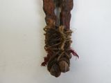 un morceau de bois accroché au mur à côté d'une corde