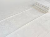 une pile de serviettes pliées posée sur un lit
