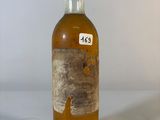 une bouteille d'alcool posée sur une table
