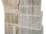 de nombreuses serviettes accrochées au mur, ornées de cartes