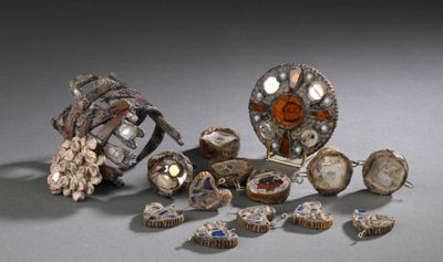 de nombreux bijoux posés sur une table