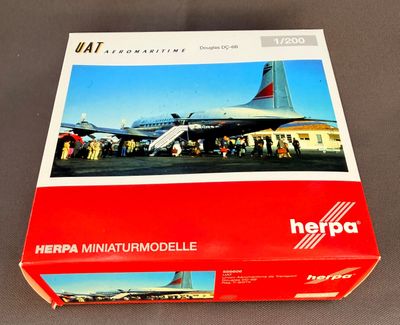 une boîte sur laquelle est représenté un avion