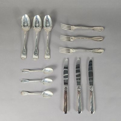 beaucoup de cuillères et de fourchettes en argent sur la table