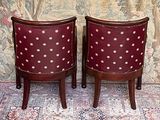 deux chaises placées côte à côte sur un tapis