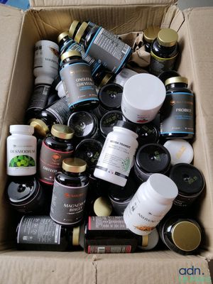 une boîte en carton remplie de bocaux et encore de bocaux de conserves