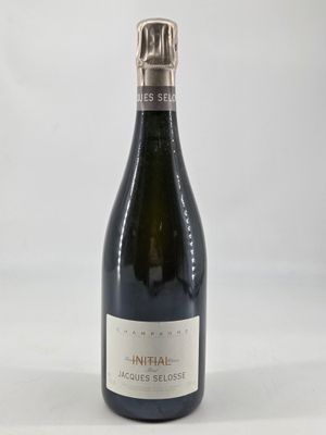 l'image d'une bouteille de vin posée sur une table
