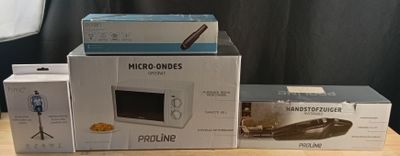 trois micro-ondes sont empilés les uns sur les autres sur une table