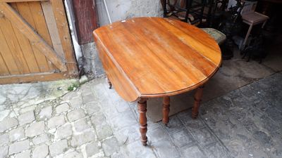 Table ronde à volets en noyer à 6 pieds sur roulettes.