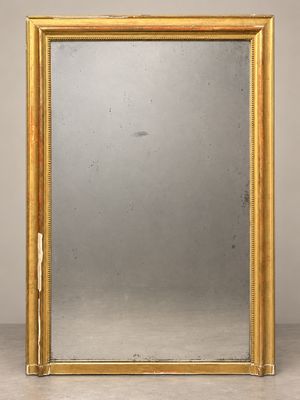un miroir à cadre doré sur fond blanc