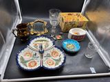 un plateau sur lequel se trouvent des assiettes, des tasses et un verre