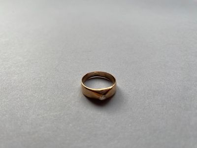 une bague en or posée sur une table